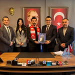 AMASRA – Türkiye Maden İşçileri Sendikası Amasra Şubesi, üyelerinin refahını artıracak dev bir iş birliğine imza attı. Sendika ile Fuzul Tasarruf Finansman A.Ş. arasında imzalanan protokol sayesinde, maden işçileri faizsiz, kredisiz ve uygun maliyetlerle ev ve araba sahibi olabilecek. Sendika Binasında Kritik Görüşme