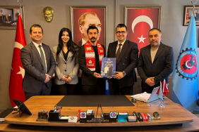 AMASRA – Türkiye Maden İşçileri Sendikası Amasra Şubesi, üyelerinin refahını artıracak dev bir iş birliğine imza attı. Sendika ile Fuzul Tasarruf Finansman A.Ş. arasında imzalanan protokol sayesinde, maden işçileri faizsiz, kredisiz ve uygun maliyetlerle ev ve araba sahibi olabilecek. Sendika Binasında Kritik Görüşme