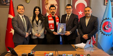 AMASRA – Türkiye Maden İşçileri Sendikası Amasra Şubesi, üyelerinin refahını artıracak dev bir iş birliğine imza attı. Sendika ile Fuzul Tasarruf Finansman A.Ş. arasında imzalanan protokol sayesinde, maden işçileri faizsiz, kredisiz ve uygun maliyetlerle ev ve araba sahibi olabilecek. Sendika Binasında Kritik Görüşme