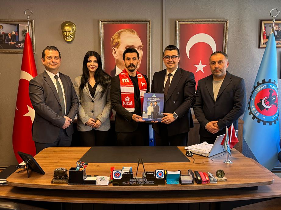 AMASRA – Türkiye Maden İşçileri Sendikası Amasra Şubesi, üyelerinin refahını artıracak dev bir iş birliğine imza attı. Sendika ile Fuzul Tasarruf Finansman A.Ş. arasında imzalanan protokol sayesinde, maden işçileri faizsiz, kredisiz ve uygun maliyetlerle ev ve araba sahibi olabilecek. Sendika Binasında Kritik Görüşme